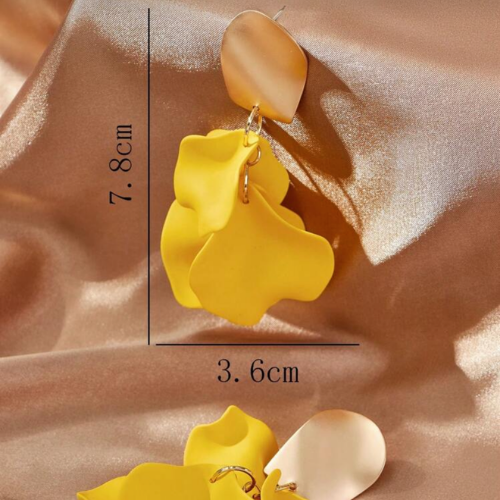 Does he love me (Yellow)